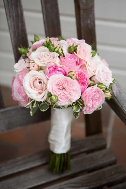 Perfect pink bridal bouquet for a country wedding