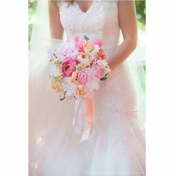 Pink with touches of apricot in your ideal floral bouquet