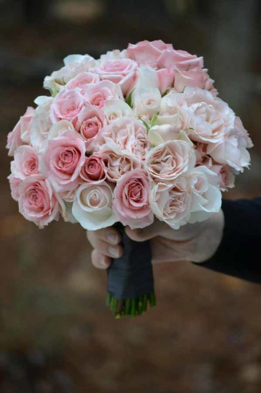 The elegance of pink and white roses in your wedding bouquet
