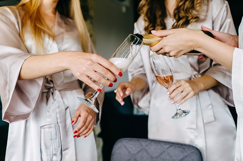 bridal-party-enjoying-champagne-pre-wedding