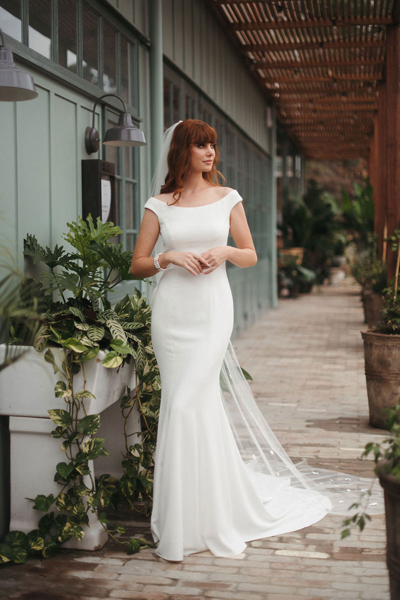 Bride wearing form fitting wedding gown.