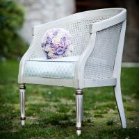 chair with boquet